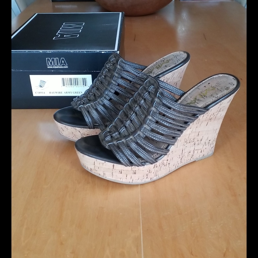 Mia wedge shoes in army green
